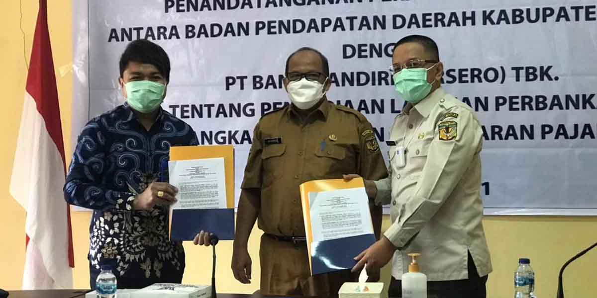 Pendatanganan PKS online payment Bapenda Mimika dan Bank Mandiri, Selasa (27/7/2021). Foto: Anti Patabang/Papua60detik